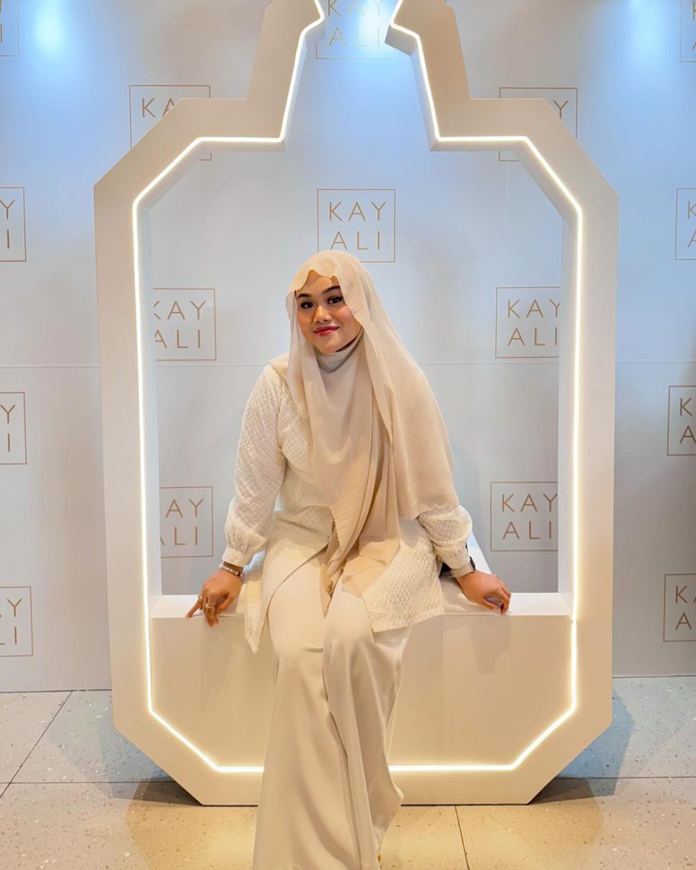 9 Referensi OOTD Hijab Warna Putih ala Fatya Biya, Super Stylish!