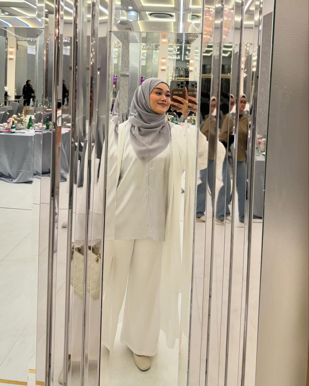 9 Referensi OOTD Hijab Warna Putih ala Fatya Biya, Super Stylish!