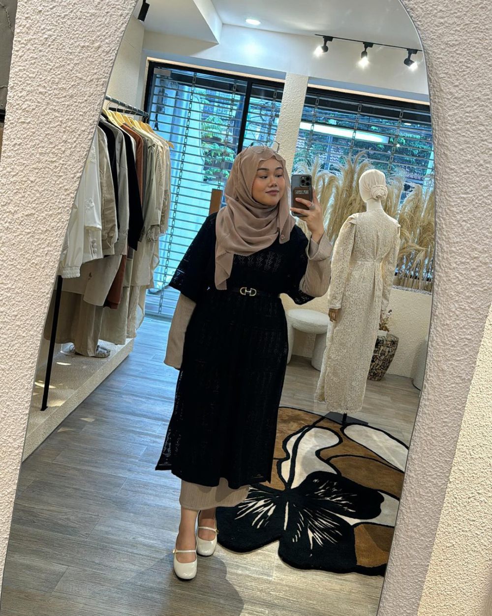 8 Ide Hijab Style ala Fatya Biya Pakai Outfit Warna Hitam, On Point!