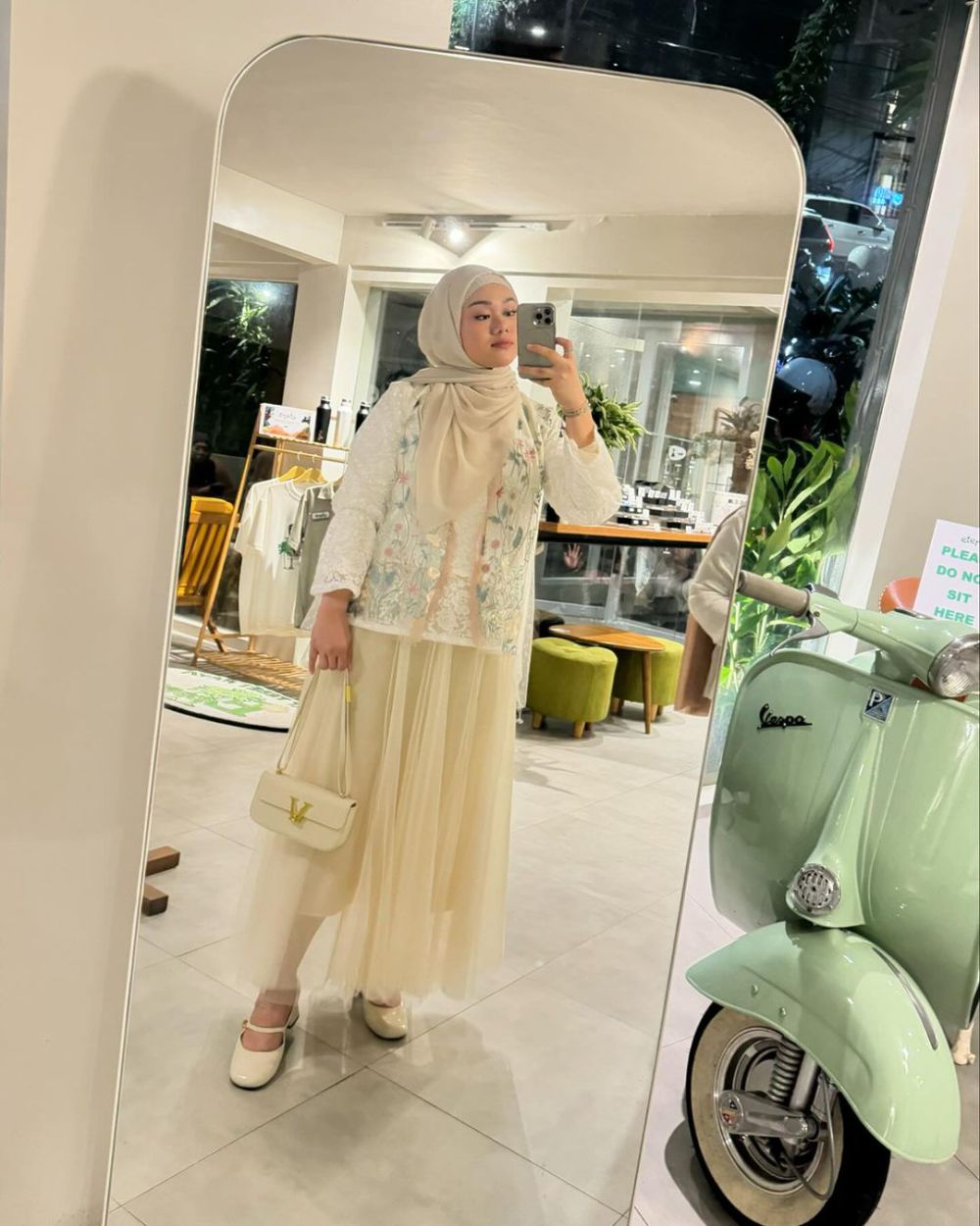 9 Referensi OOTD Hijab Warna Putih ala Fatya Biya, Super Stylish!