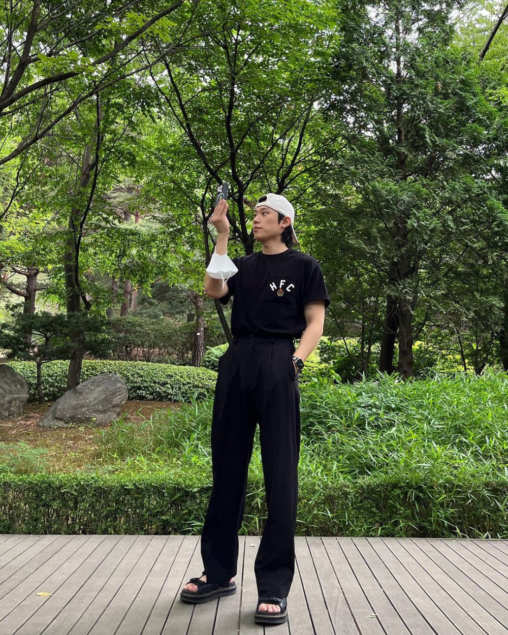 9 Ide OOTD Loose Pants ala Kim Sung Cheol, Kekinian Abis!