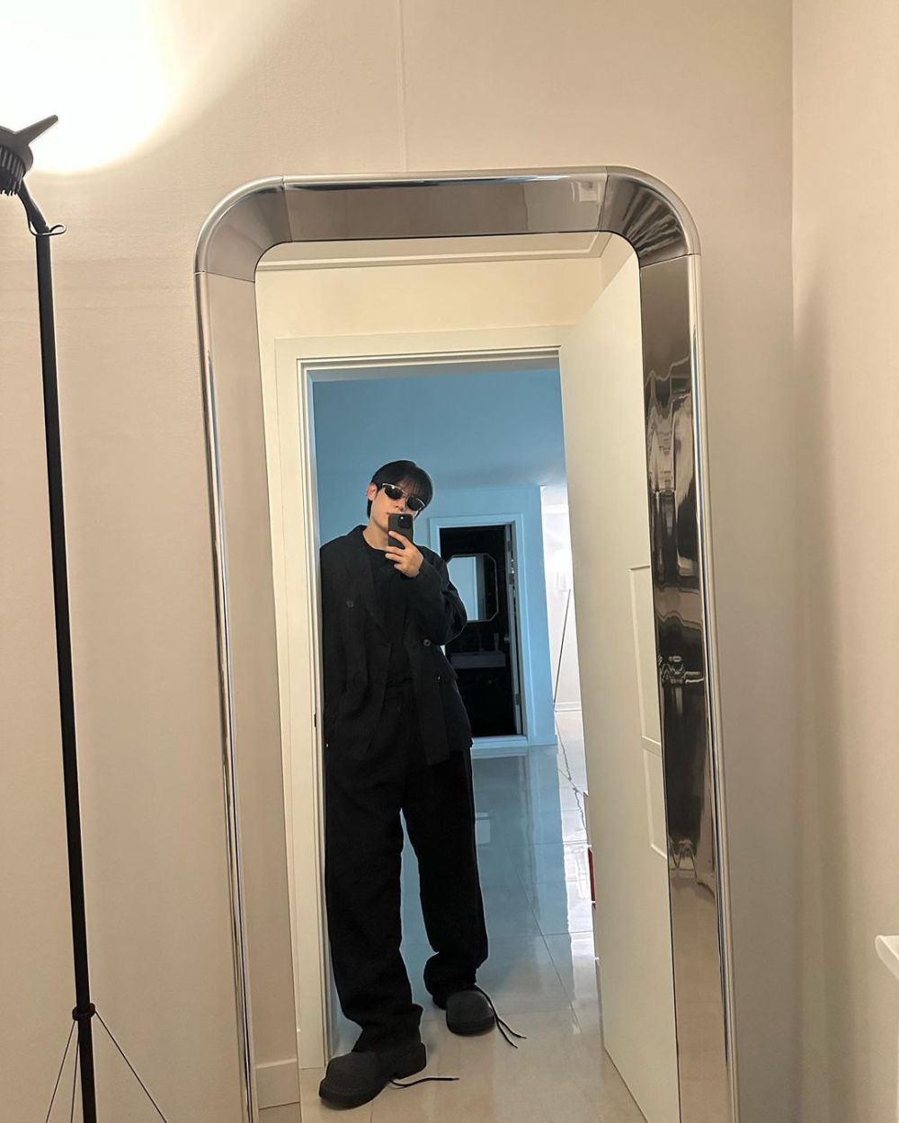 9 Ide OOTD Loose Pants ala Kim Sung Cheol, Kekinian Abis!