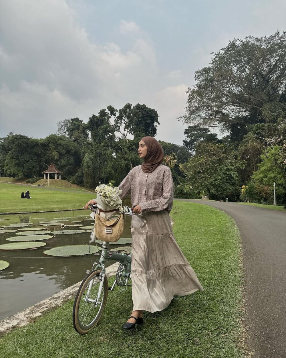 8 Inspirasi Outfit Ngedate ala Cut Intan Nabila, Anggun dan Modis