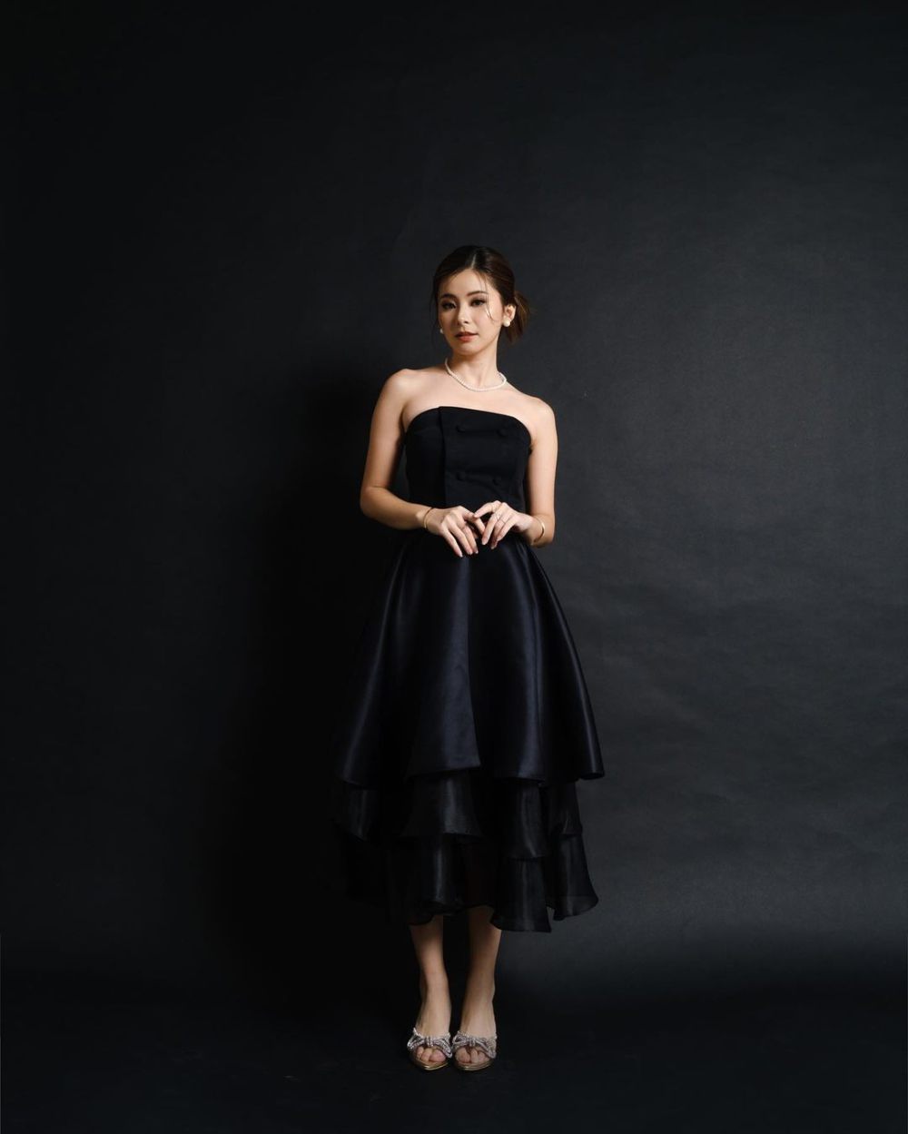 8 Ragam Koleksi Black Dress ala Elika Boen, Super Stunning!