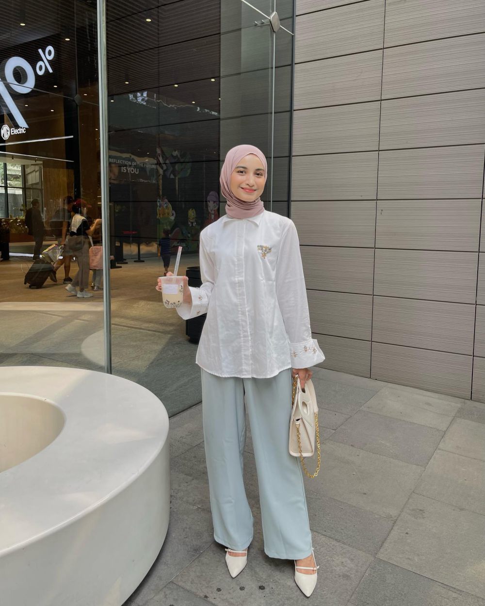 8 Inspirasi Outfit Ngedate ala Cut Intan Nabila, Anggun dan Modis