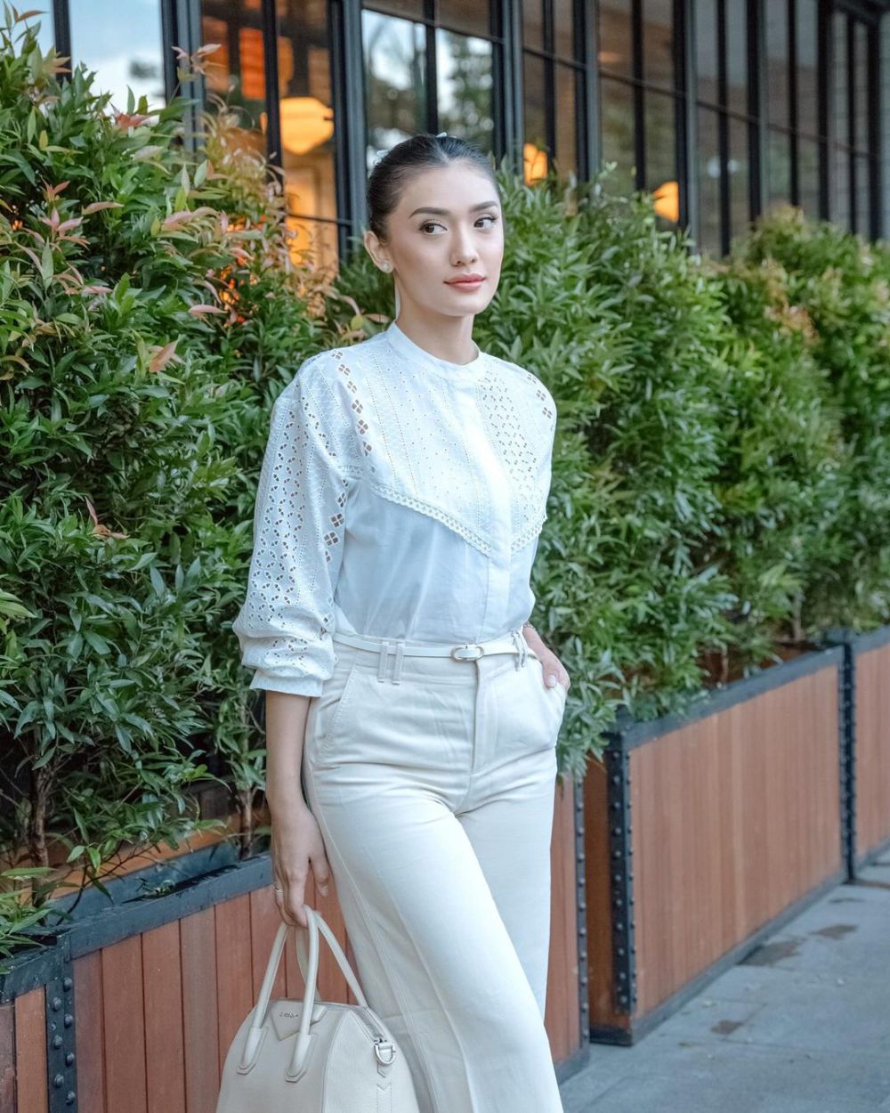 15 OOTD Serba Putih ala Anissa Aziza, Kalem Abis!