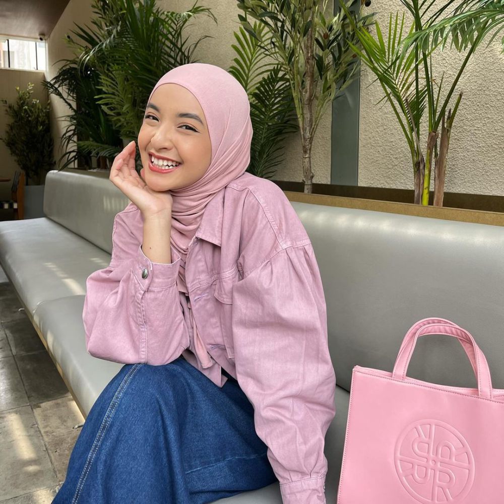 9 Ide Daily Outfit ala Nabila Ishma, Kesan Simple Elegan!