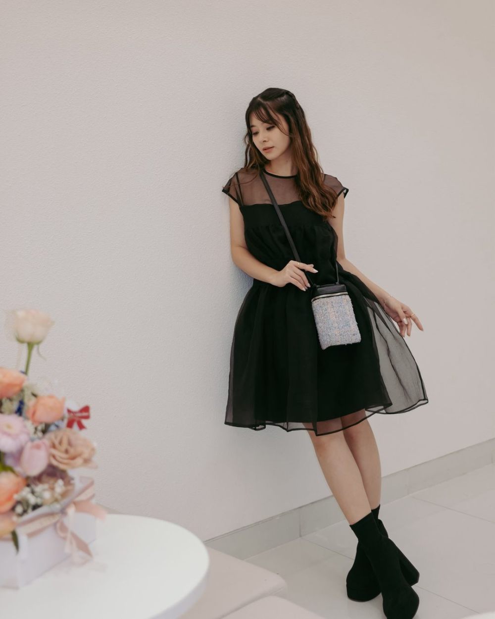 8 Ragam Koleksi Black Dress ala Elika Boen, Super Stunning!