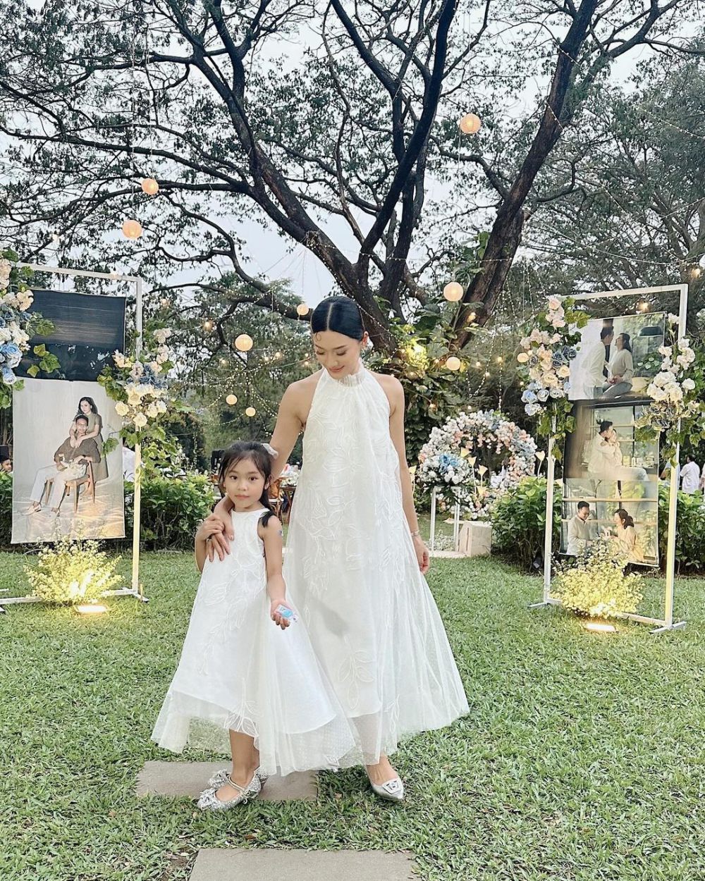 15 OOTD Serba Putih ala Anissa Aziza, Kalem Abis!