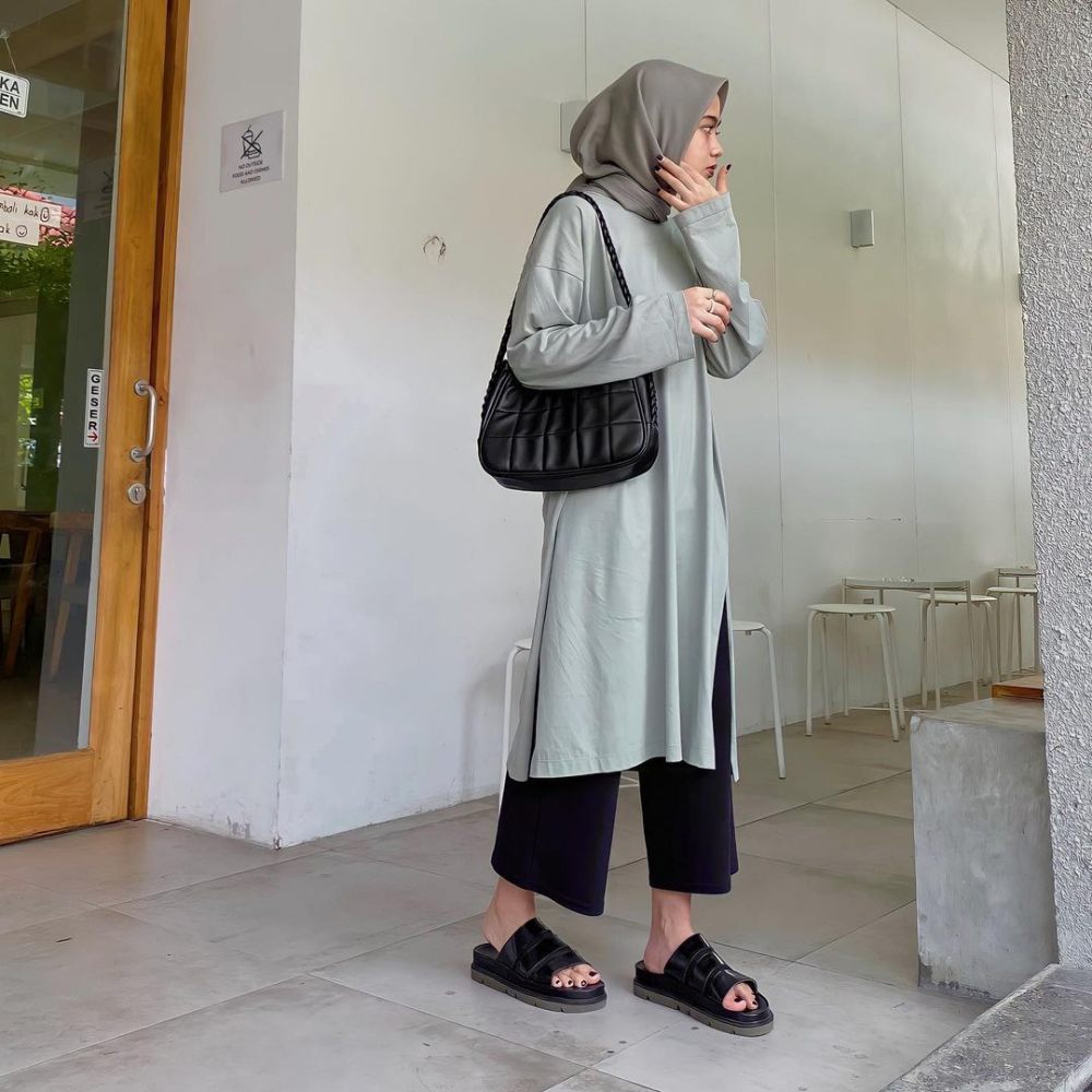 9 OOTD Hijab dengan Tunik dan Dress ala Maryam Nurul, Effortless!