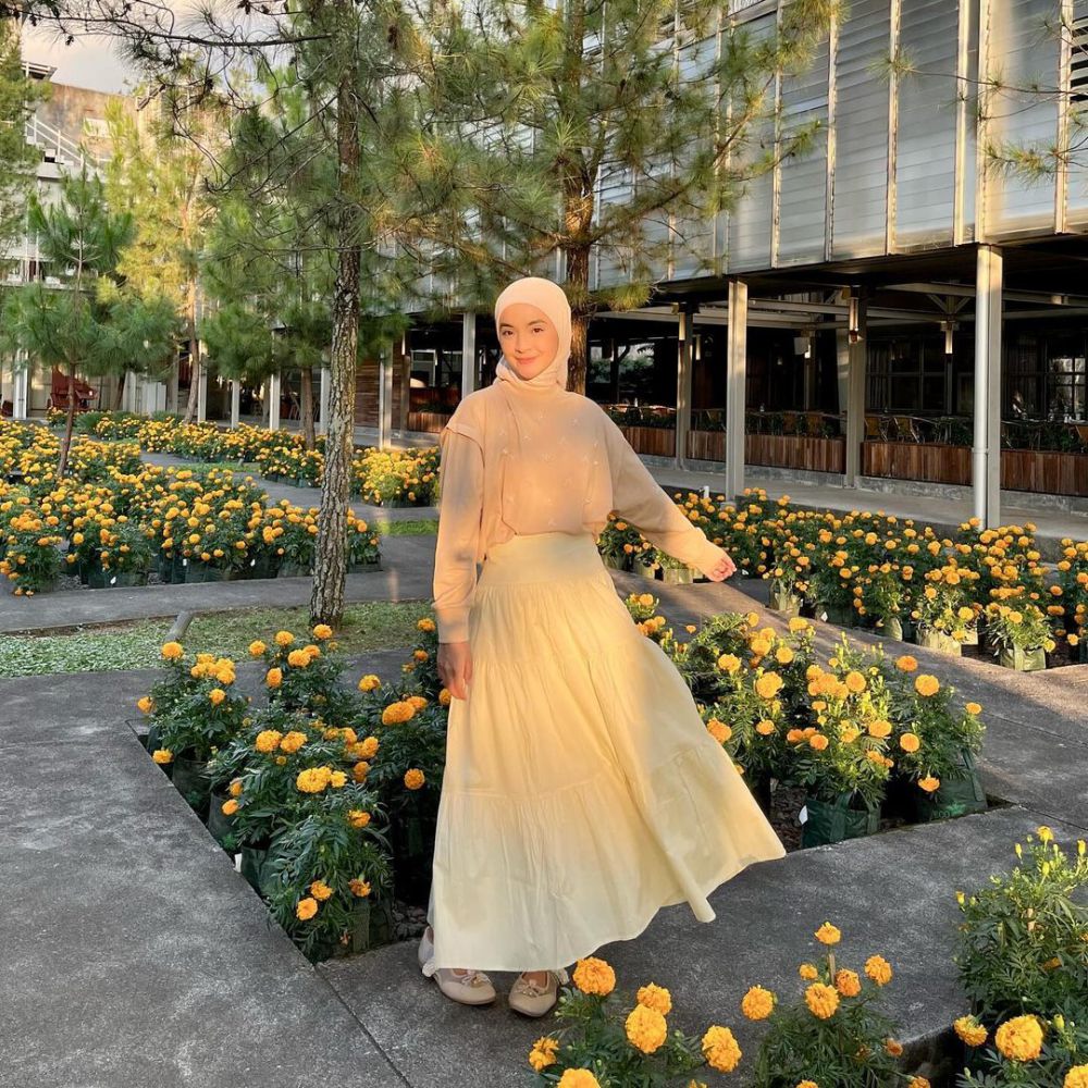 9 Ide Daily Outfit ala Nabila Ishma, Kesan Simple Elegan!