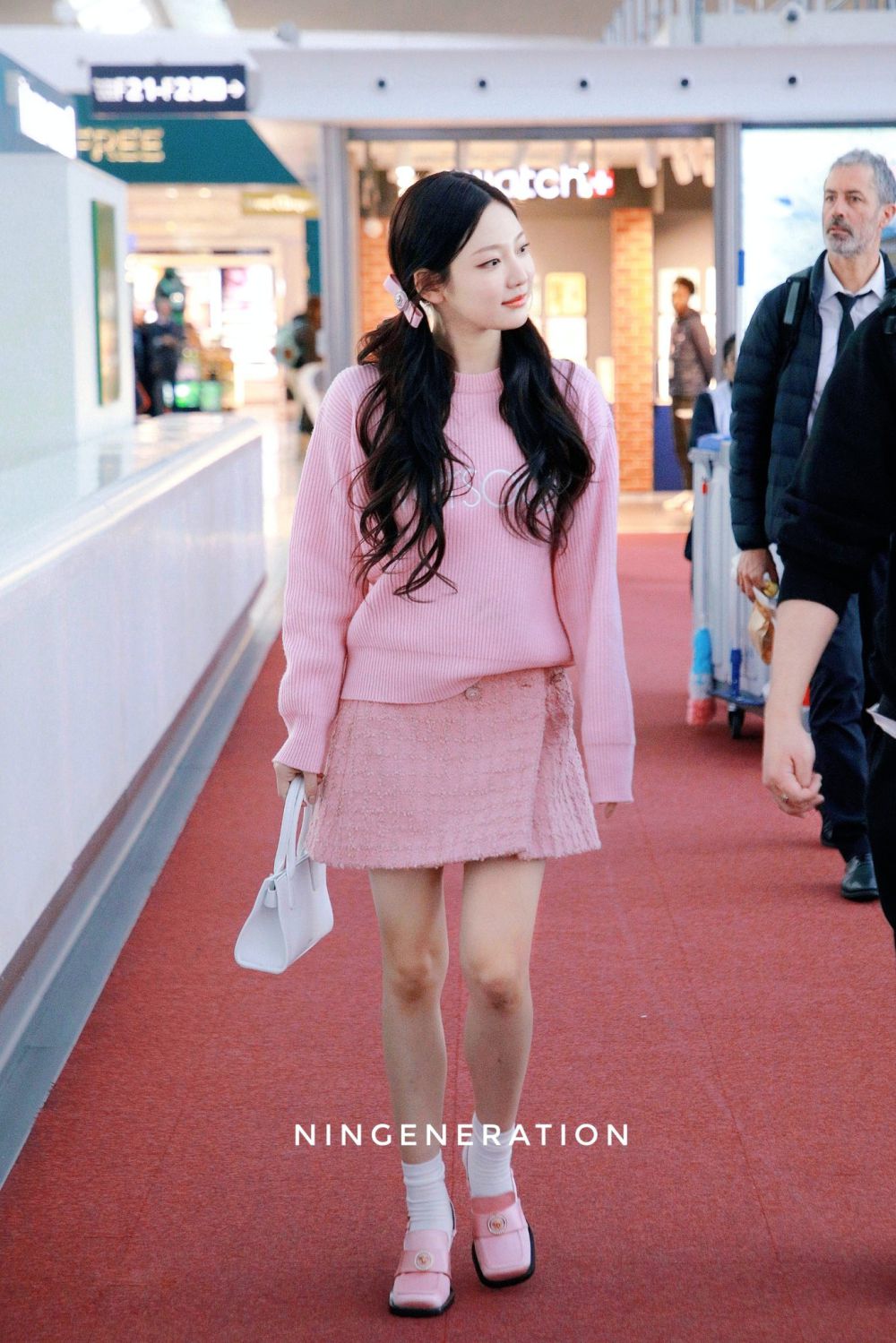 12 Airport Outfit ala NingNing aespa, Comfy Gaya Kasual!