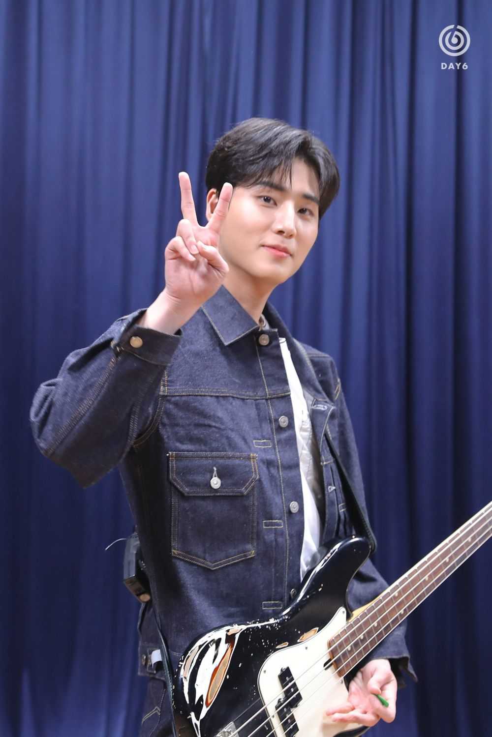 10 Ide Outfit Ngeband ala Young K Day6, Keren Tiada Dua!