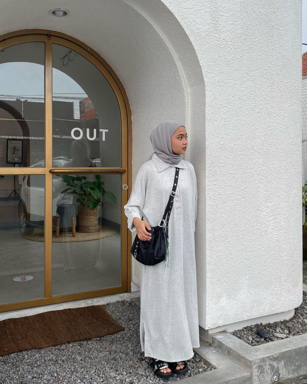 9 OOTD Hijab dengan Tunik dan Dress ala Maryam Nurul, Effortless!