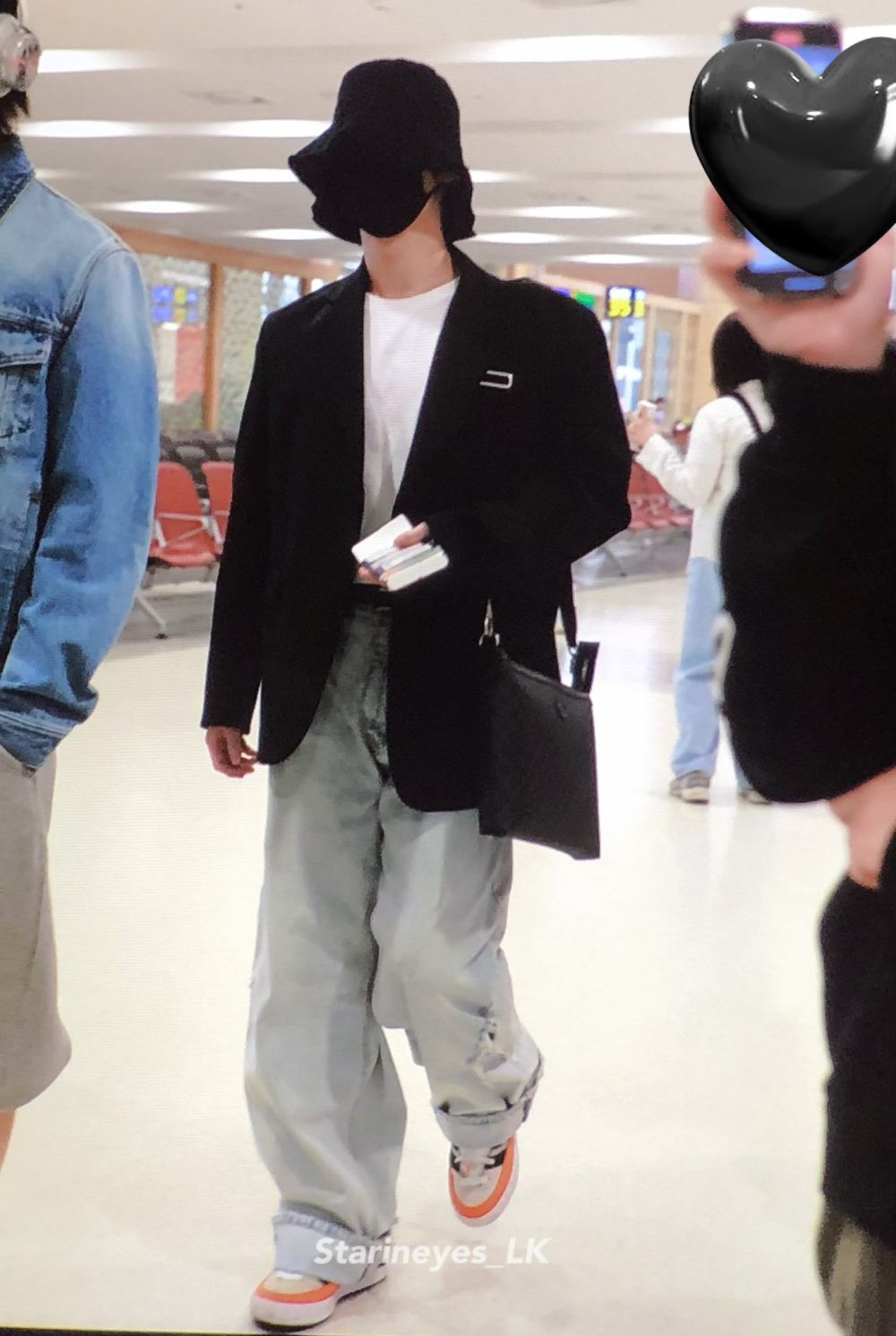 10 Gaya Airport Fashion ala Lee Know Stray Kids, Modis Maksimal!