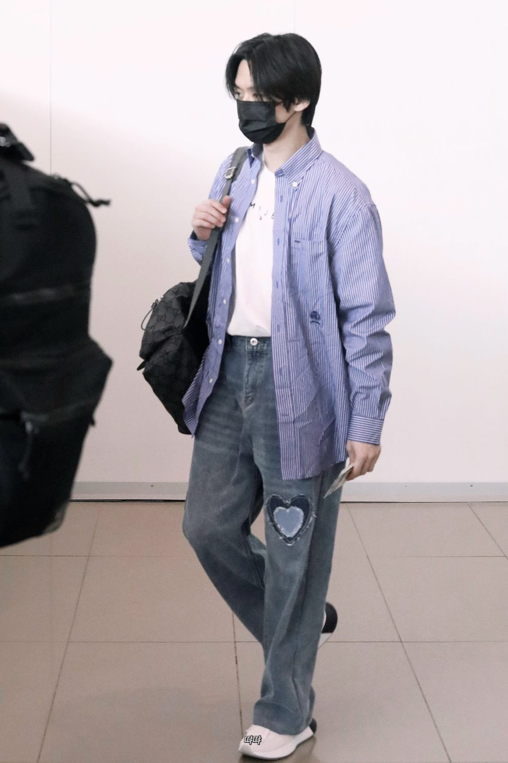 10 Gaya Airport Fashion ala Lee Know Stray Kids, Modis Maksimal!