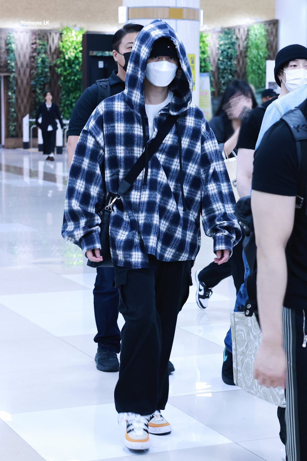 10 Gaya Airport Fashion ala Lee Know Stray Kids, Modis Maksimal!