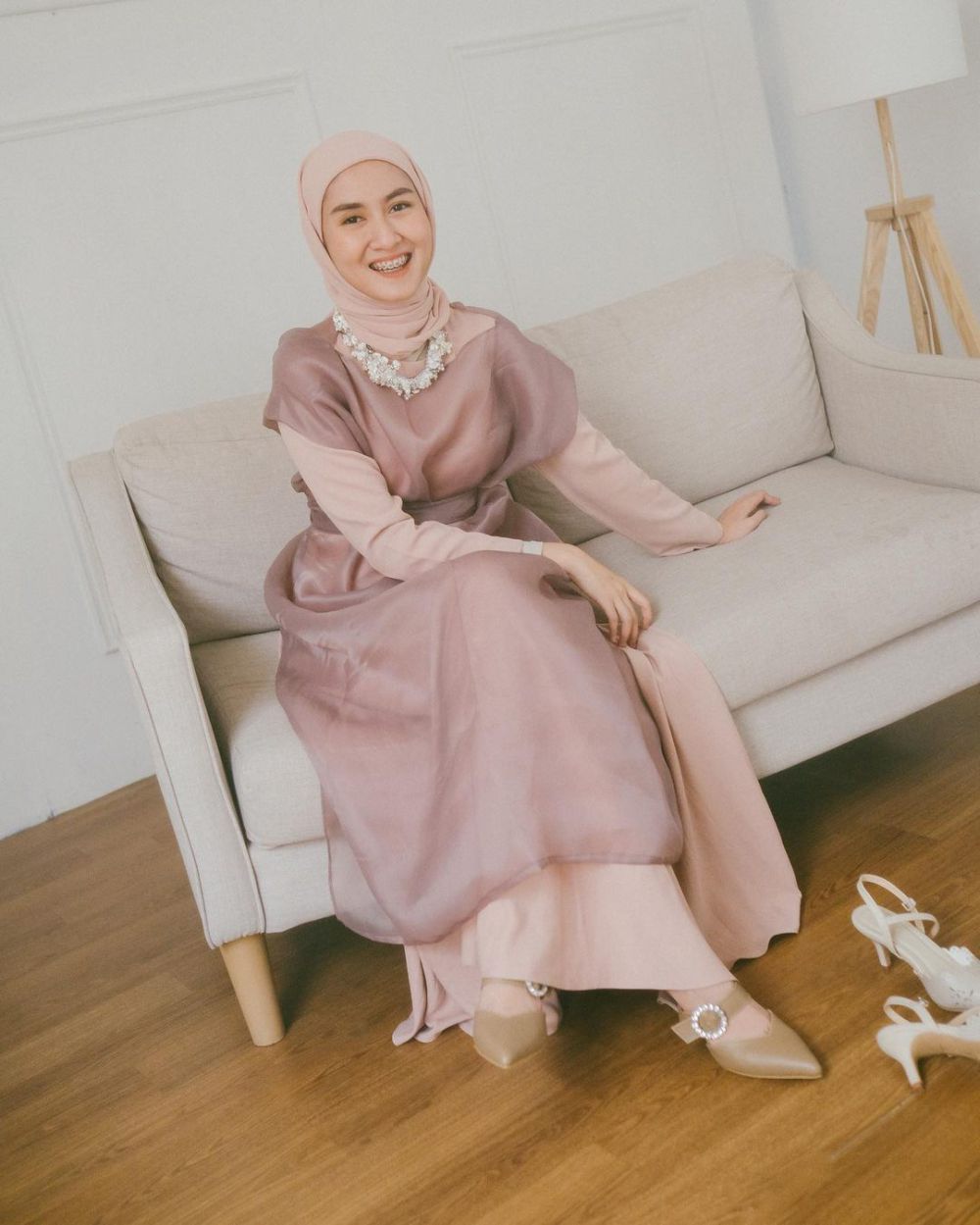 7 Gaya Kondangan Hijab Pakai Outfit Organza ala Selebgram Inas Rana