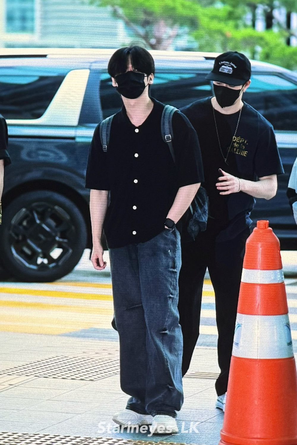 10 Gaya Airport Fashion ala Lee Know Stray Kids, Modis Maksimal!