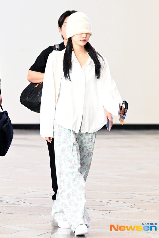 12 Airport Outfit ala NingNing aespa, Comfy Gaya Kasual!