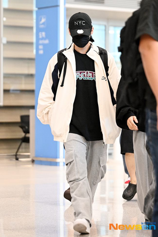 10 Gaya Airport Fashion ala Lee Know Stray Kids, Modis Maksimal!