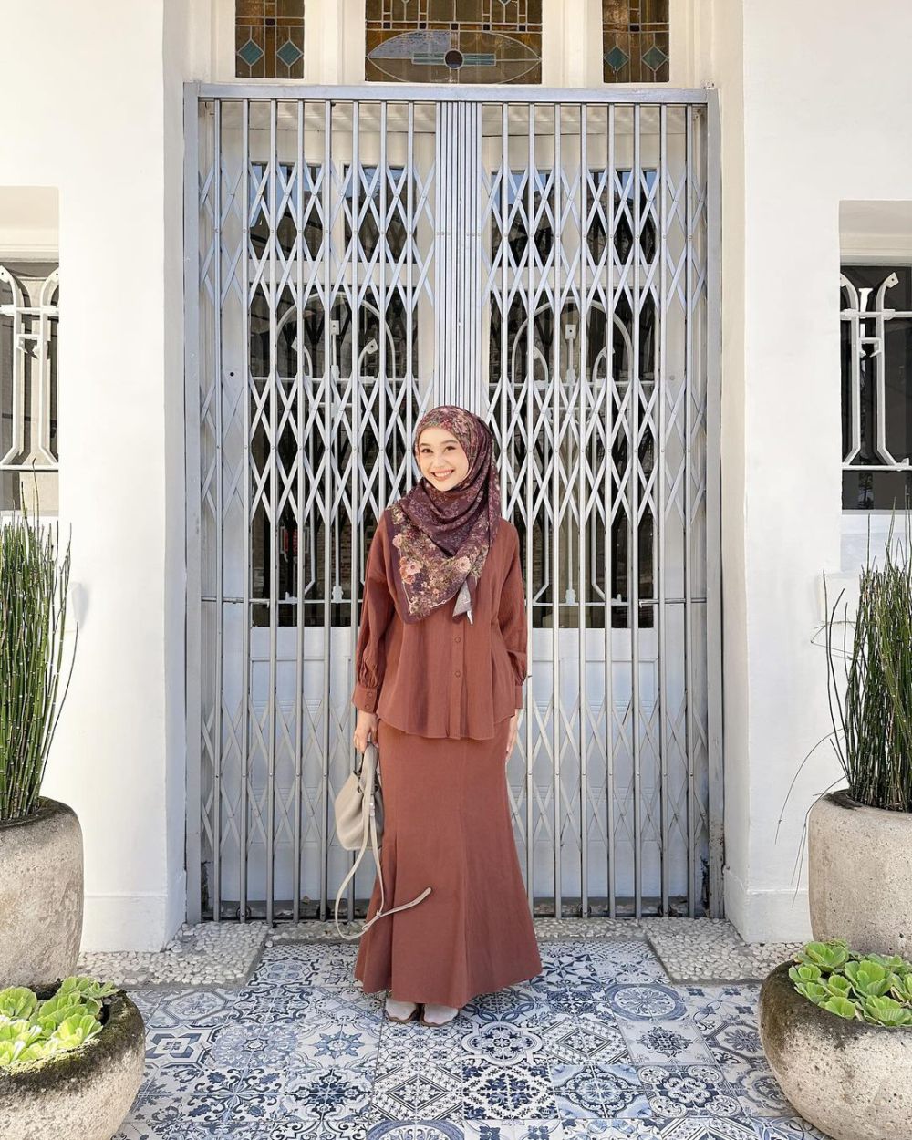 8 Gaya OOTD Hijab Warna Cokelat Selebgram Ravira Naila, Anti Gagal!