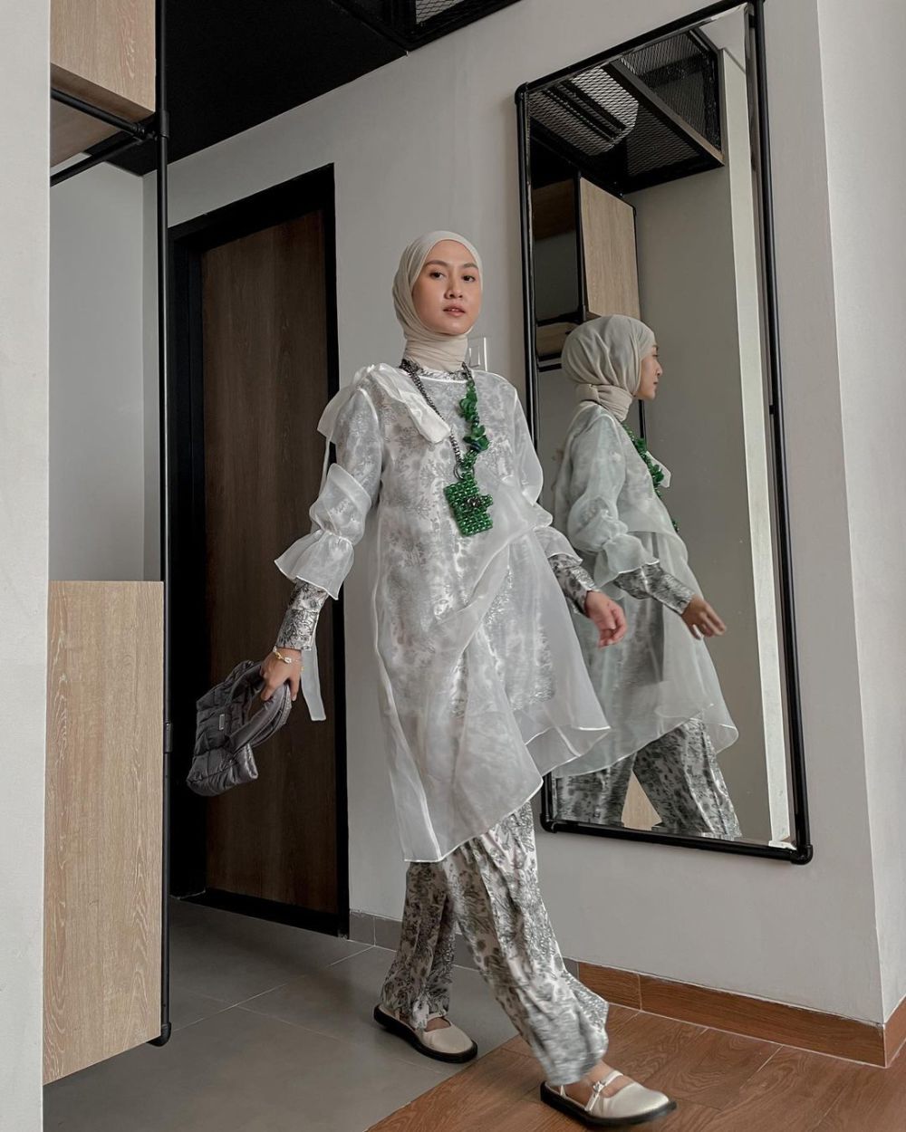 7 Gaya Kondangan Hijab Pakai Outfit Organza ala Selebgram Inas Rana