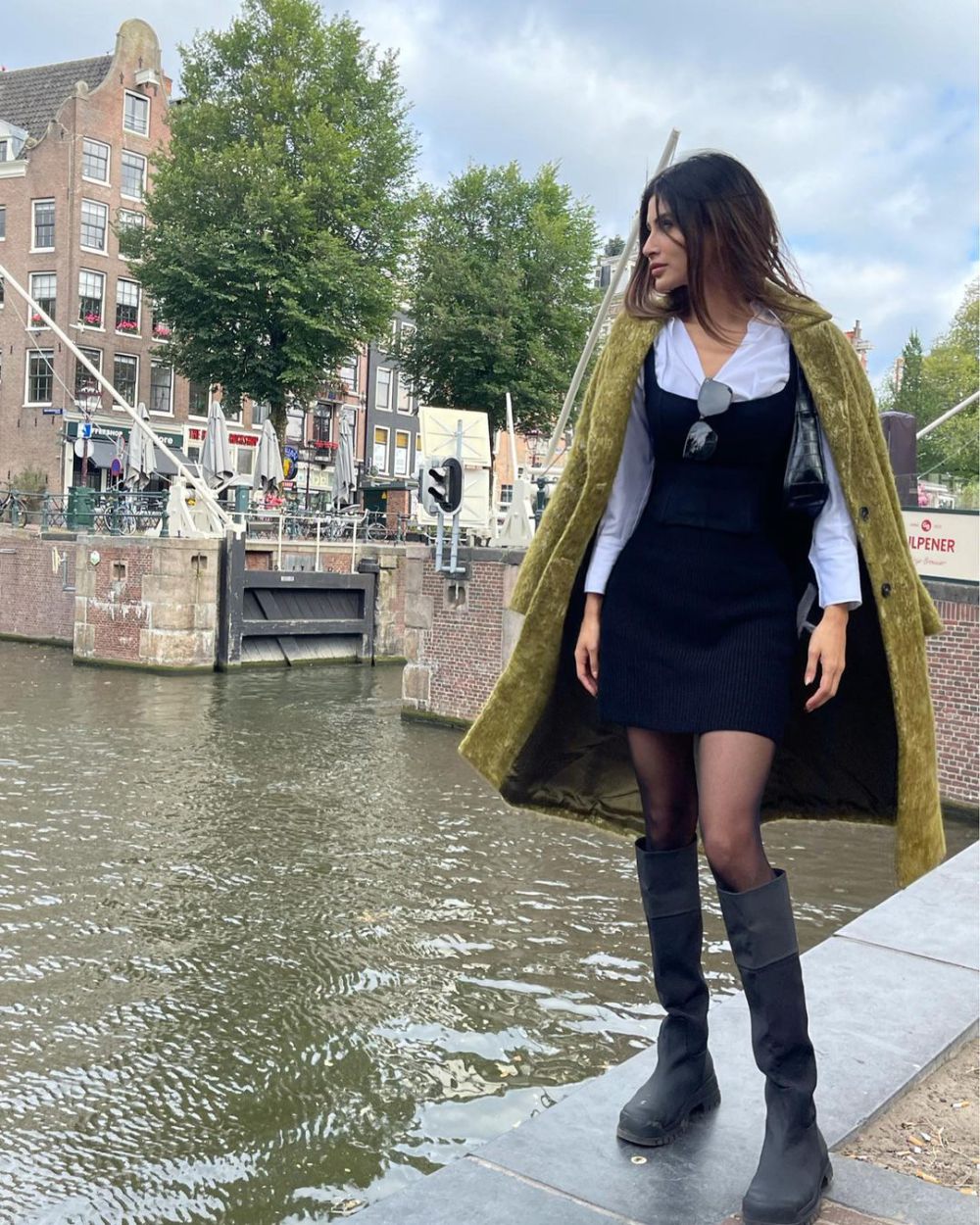 15 Ide Outfit Sepatu Boots ala Seleb India, Stylish dan Fotogenik!