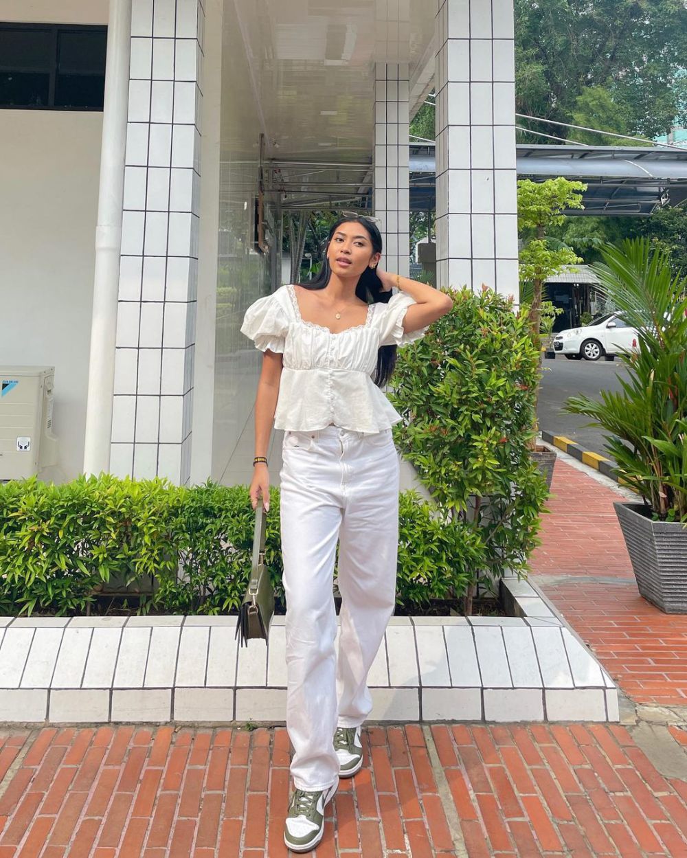 10 Inspirasi Lazy Outfit Style ala Agnes Rahajeng, Effortless!