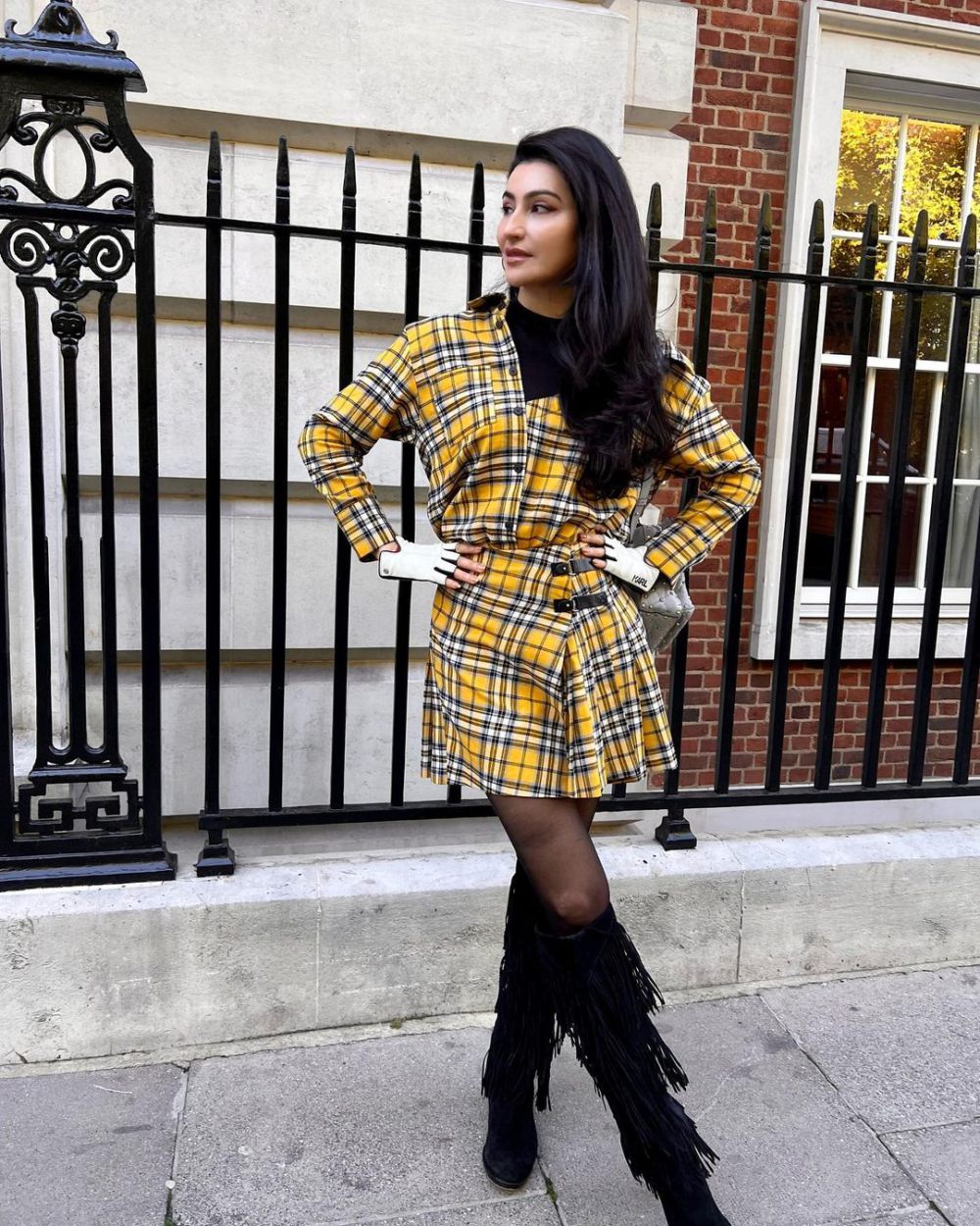 15 Ide Outfit Sepatu Boots ala Seleb India, Stylish dan Fotogenik!