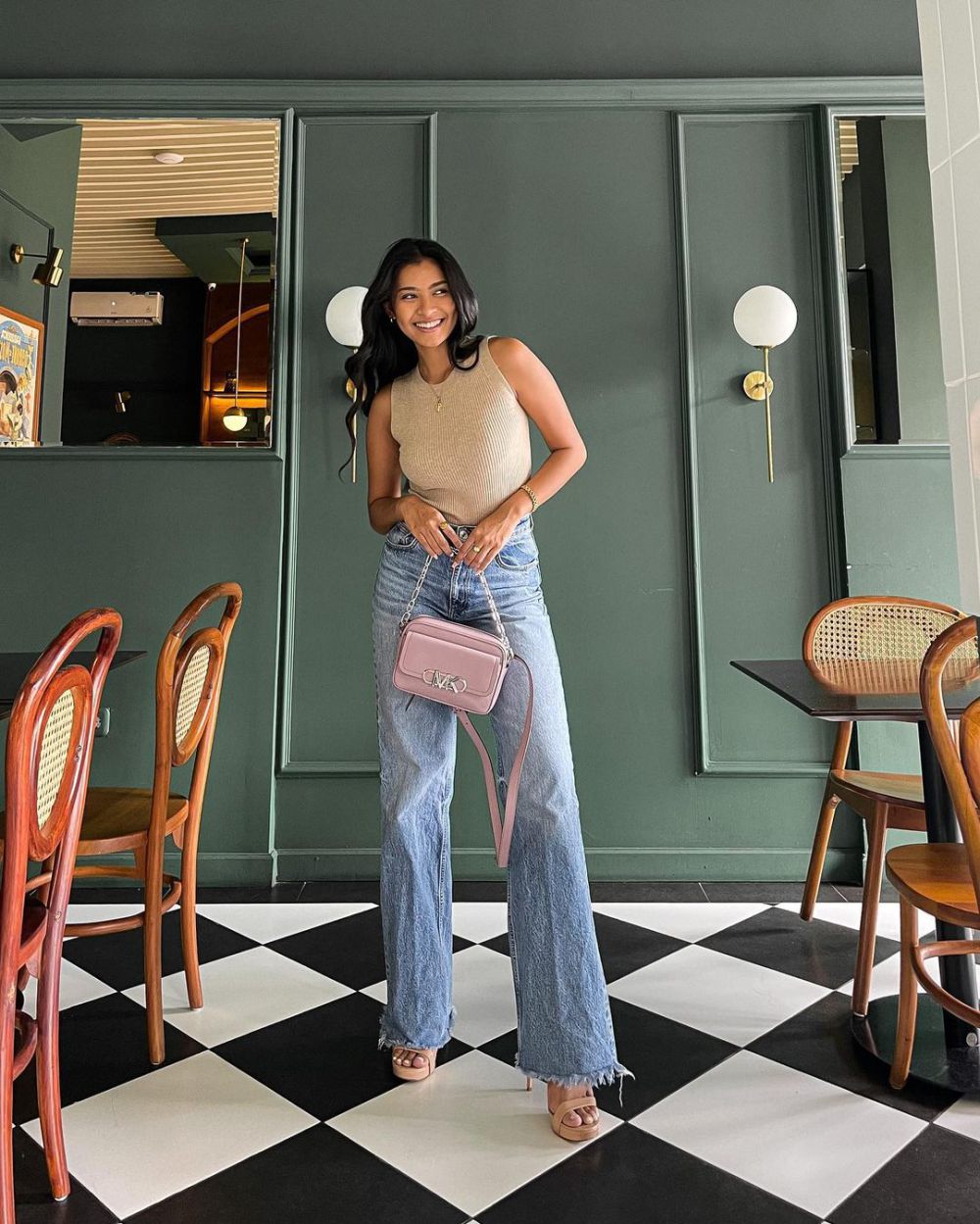 10 Inspirasi Lazy Outfit Style ala Agnes Rahajeng, Effortless!