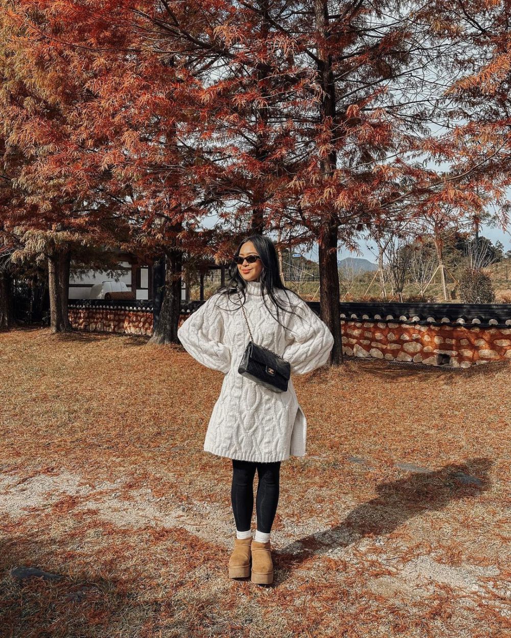 10 Gaya OOTD Traveling ala Maria Rahajeng, Super Fashionable!