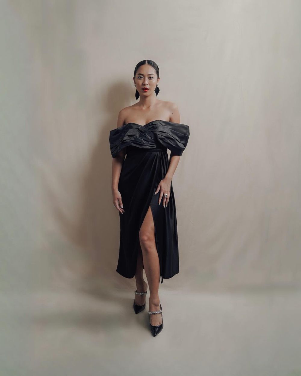 9 Inspirasi Black Outfit ala Maria Rahajeng, Stunning Abis!