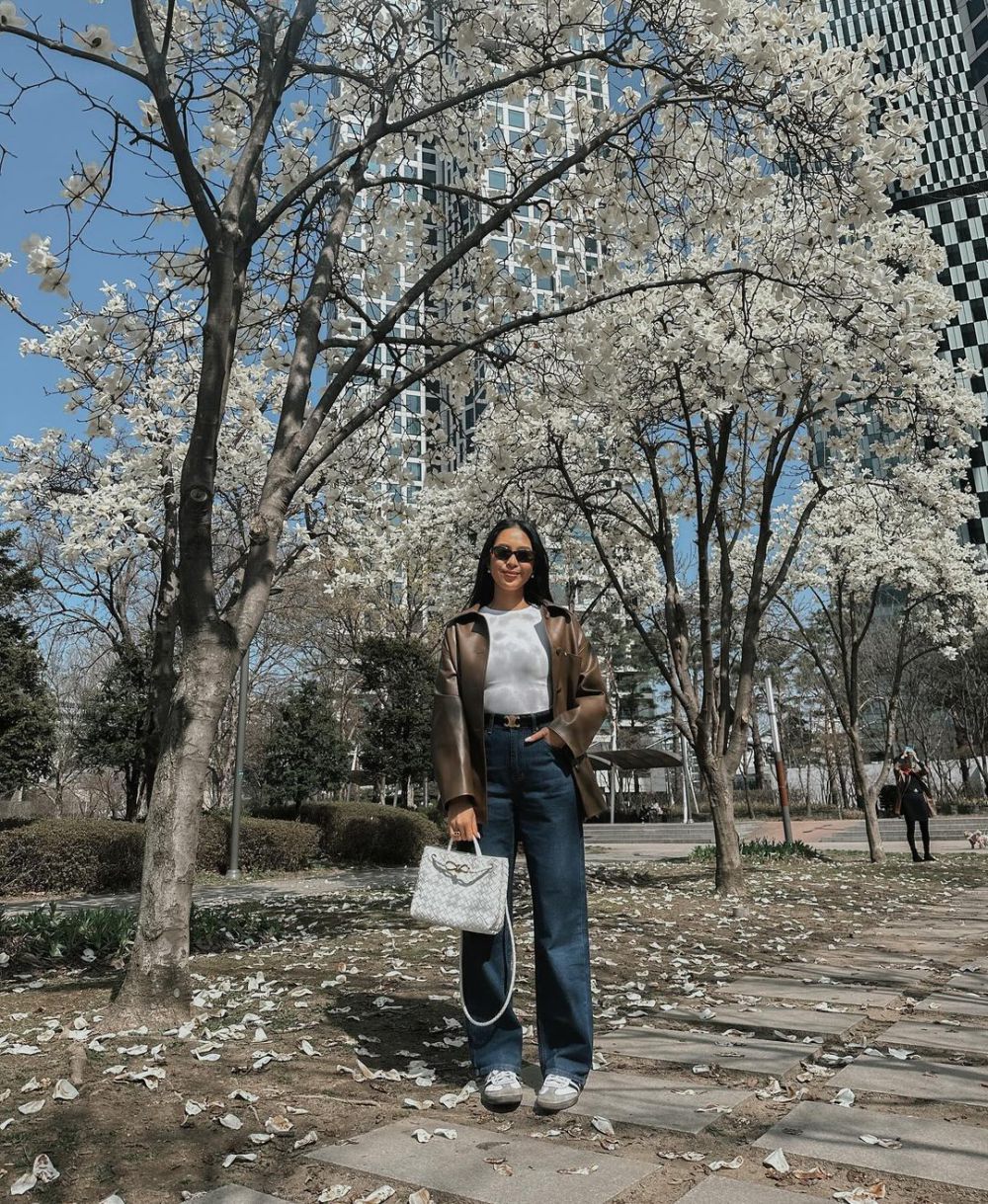 10 Gaya OOTD Traveling ala Maria Rahajeng, Super Fashionable!