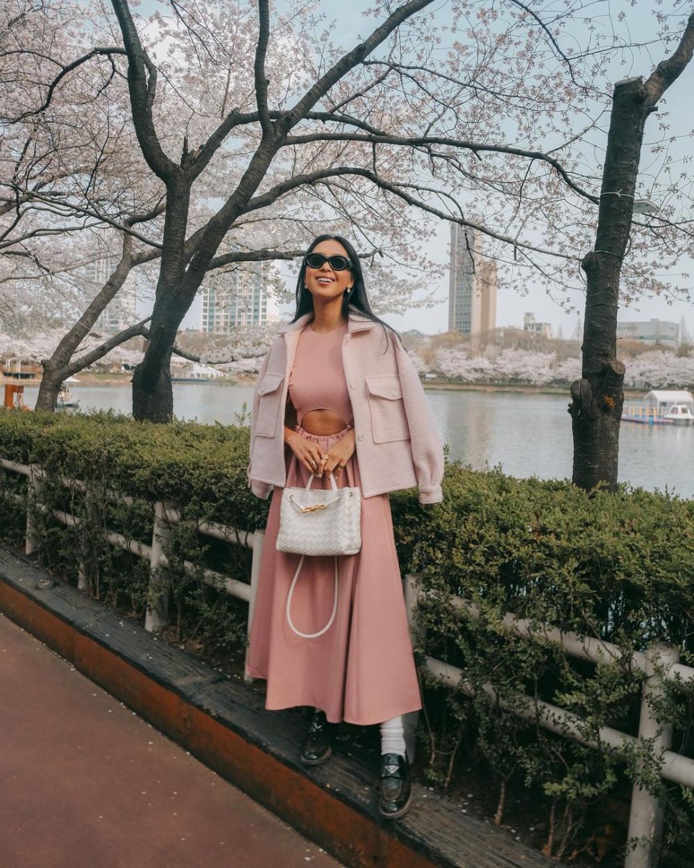 10 Gaya OOTD Traveling ala Maria Rahajeng, Super Fashionable!