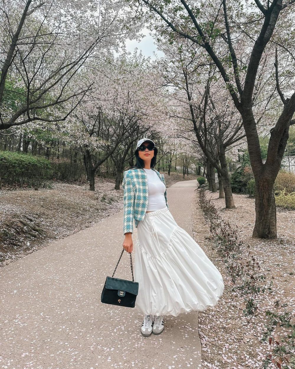 10 Gaya OOTD Traveling ala Maria Rahajeng, Super Fashionable!