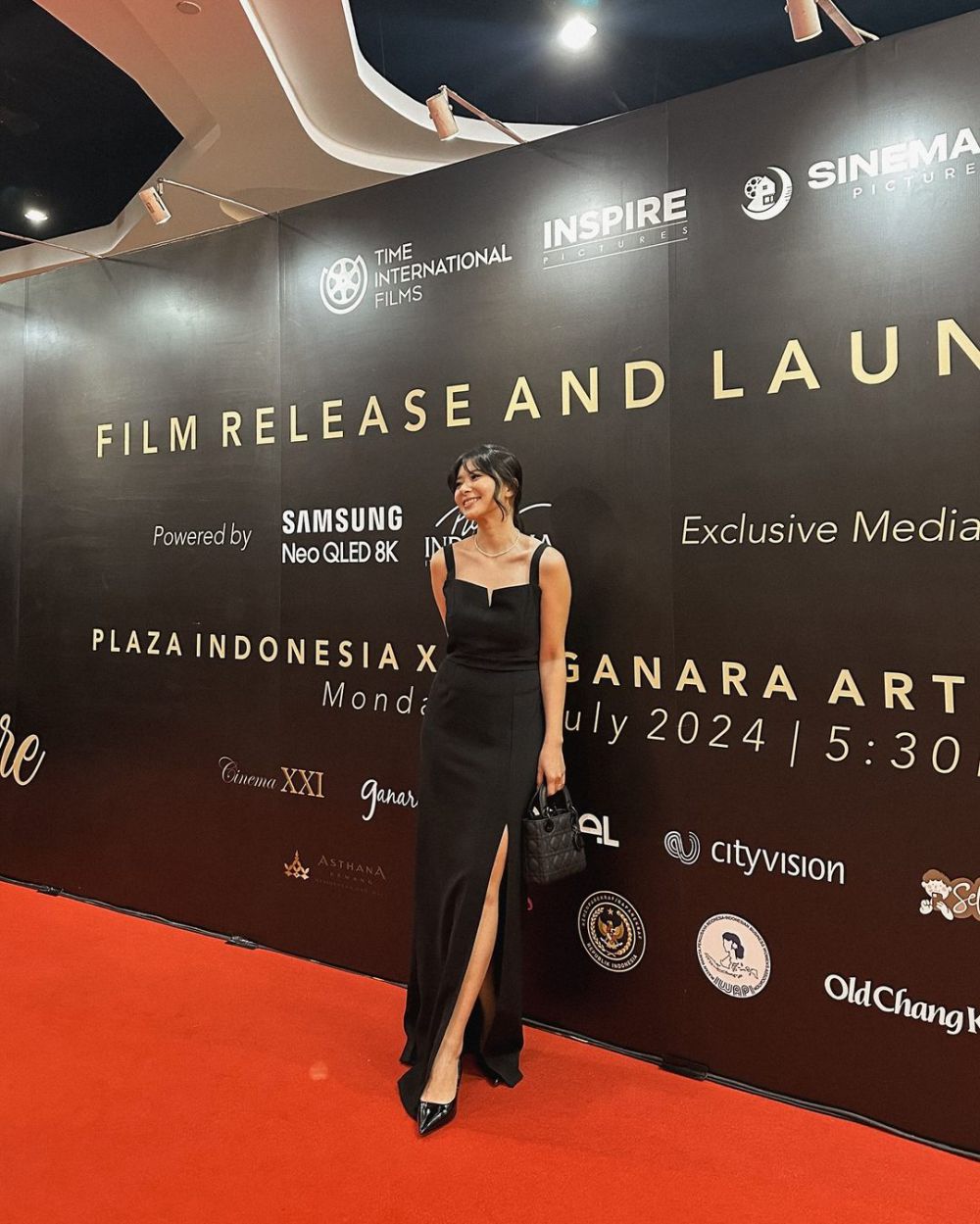 8 Ragam Koleksi Black Dress ala Elika Boen, Super Stunning!