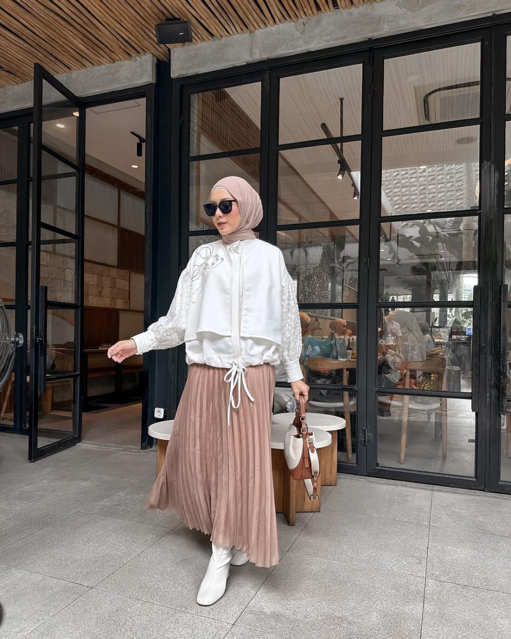 9 Ide Styling Outfit Business Casual ala Richa Iskak, Tetap Rapi!