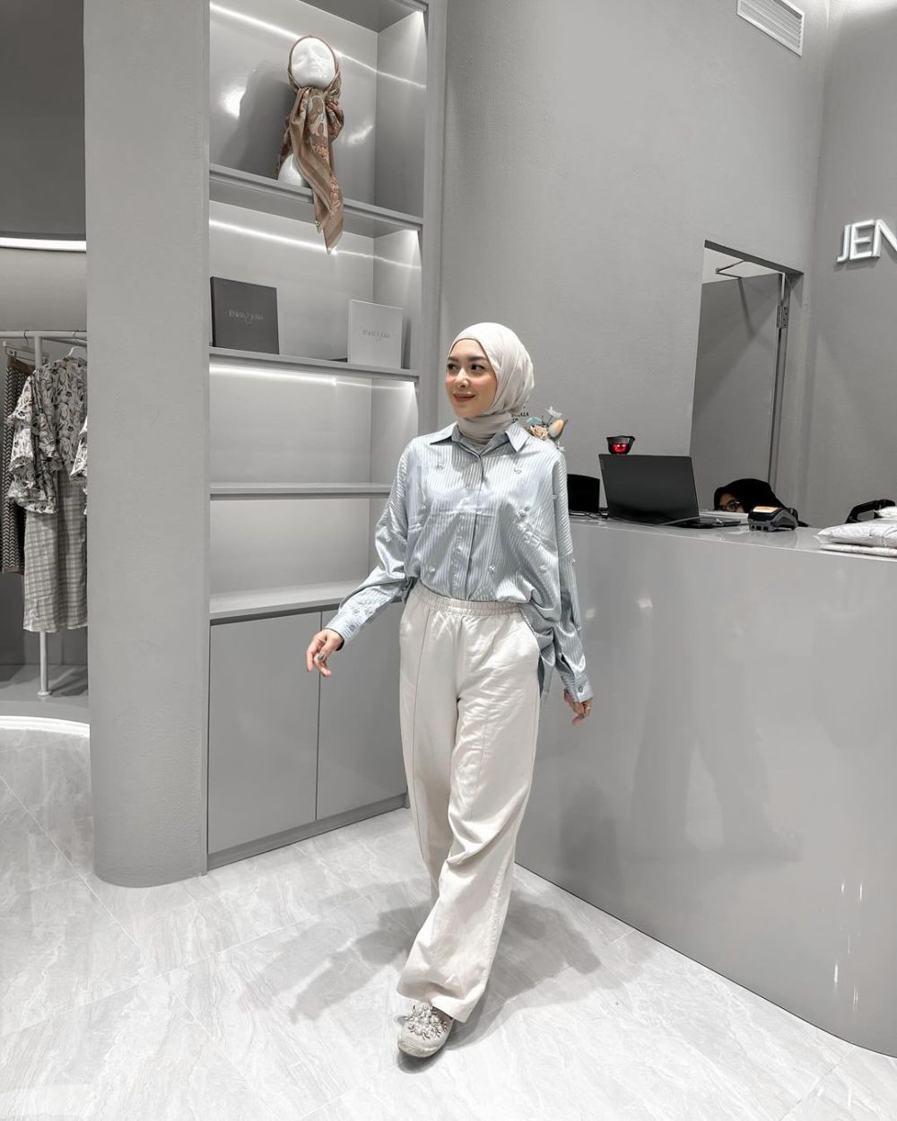 9 Ide Styling Outfit Business Casual ala Richa Iskak, Tetap Rapi!