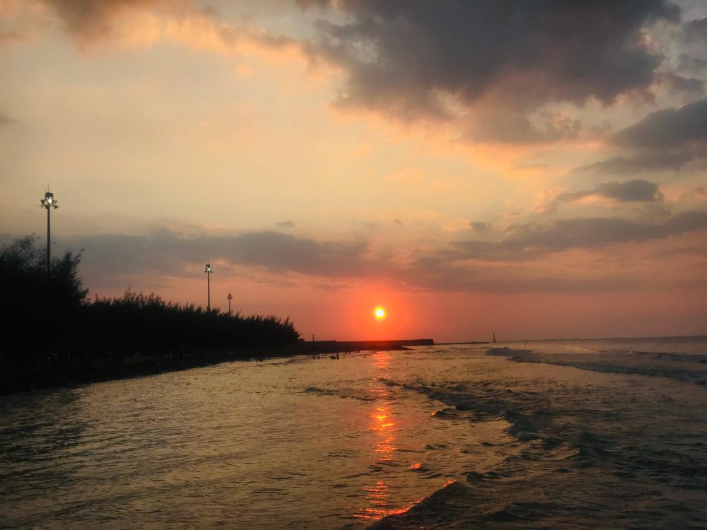 5 Pantai di Dekat Stasiun Tegal untuk Berburu Sunset