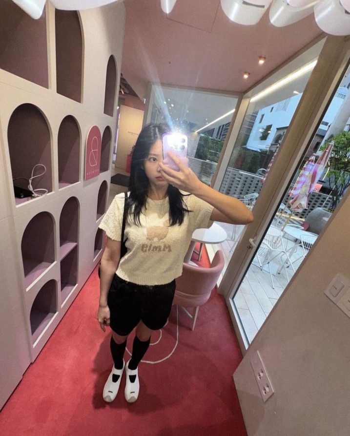 9 Ide OOTD Hangout ala Kim Minju, Modis Minimalis!