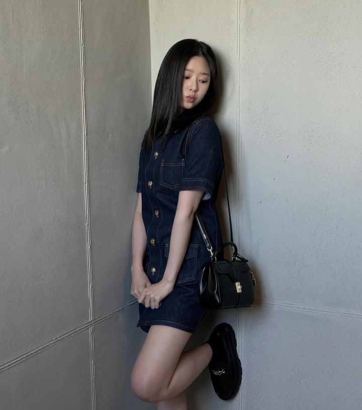 9 Ide OOTD Hangout ala Kim Minju, Modis Minimalis!