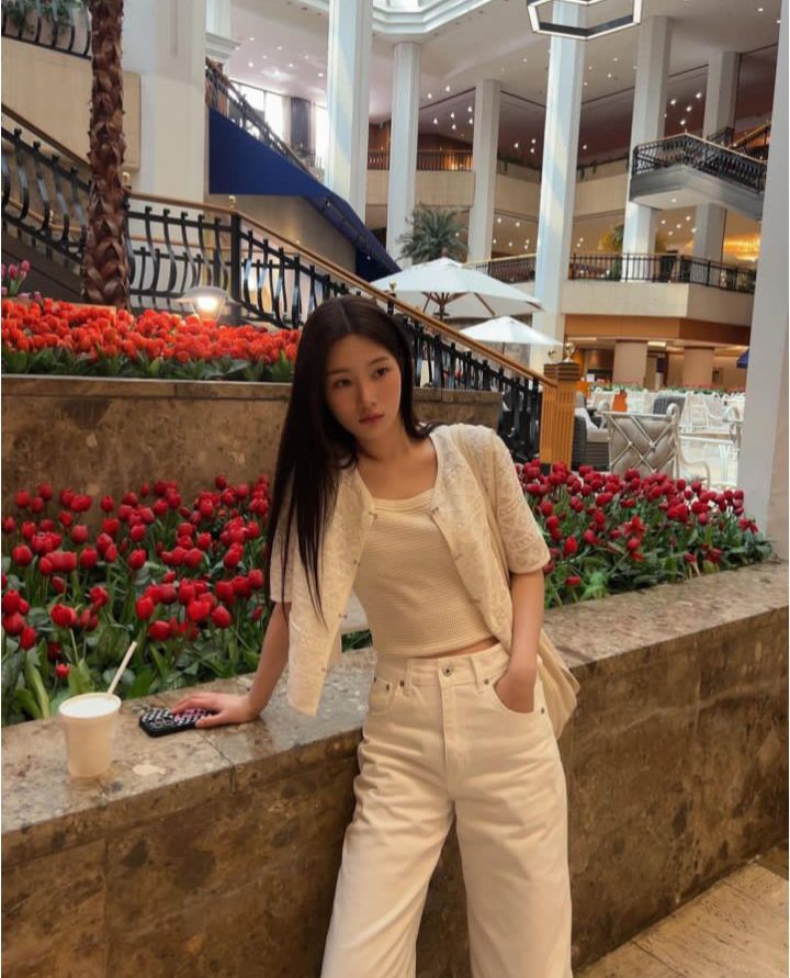 8 Inspirasi OOTD Hangout ala Jung Chae Yeon, Modis nan Comfy!