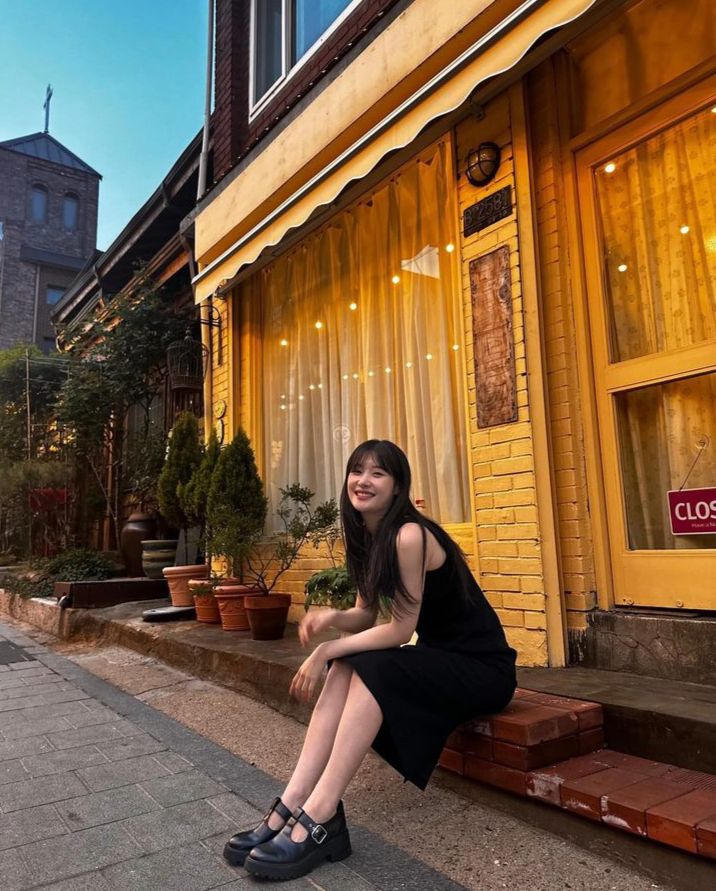 8 Inspirasi OOTD Hangout ala Jung Chae Yeon, Modis nan Comfy!