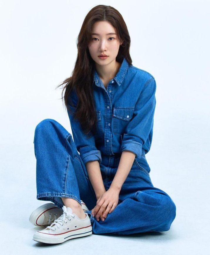 8 Inspirasi OOTD Hangout ala Jung Chae Yeon, Modis nan Comfy!