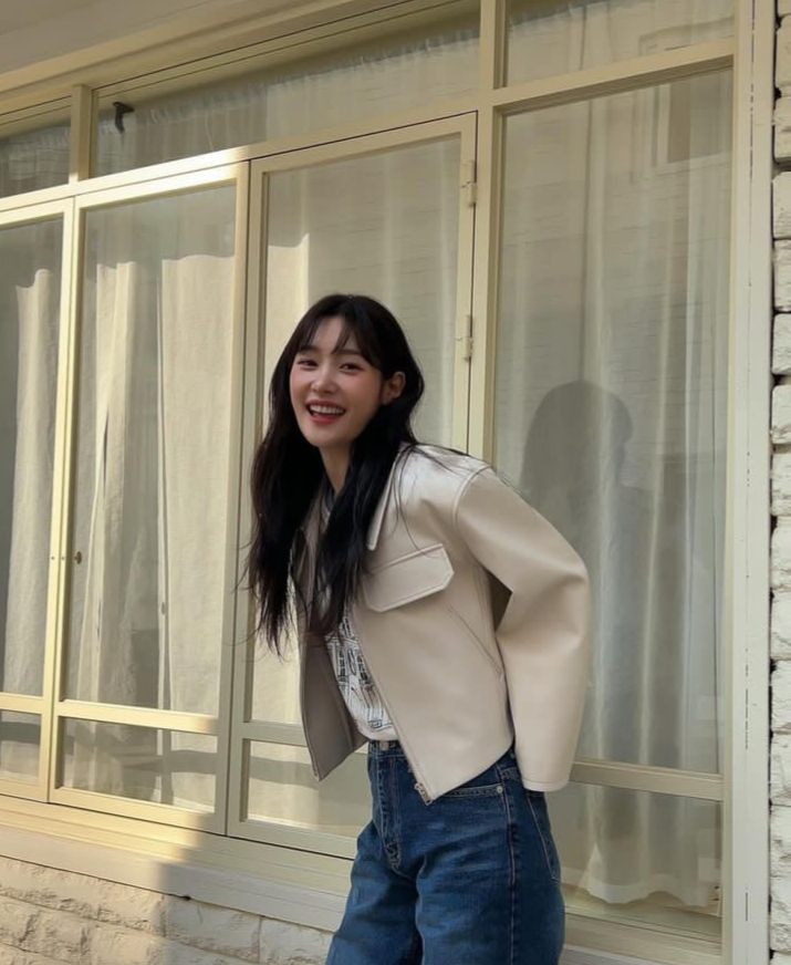 8 Inspirasi OOTD Hangout ala Jung Chae Yeon, Modis nan Comfy!