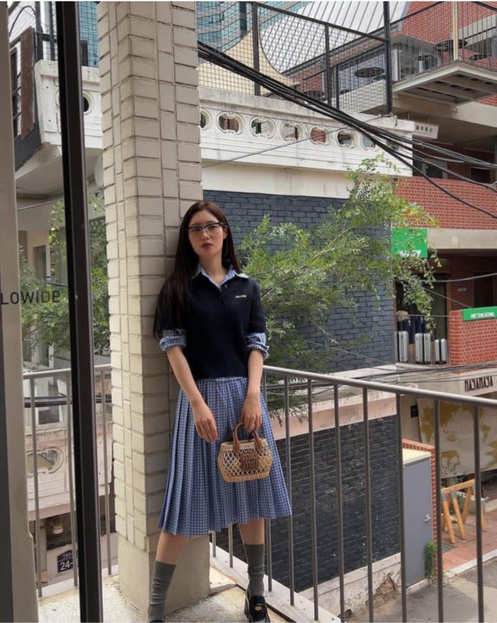 8 Inspirasi OOTD Hangout ala Jung Chae Yeon, Modis nan Comfy!