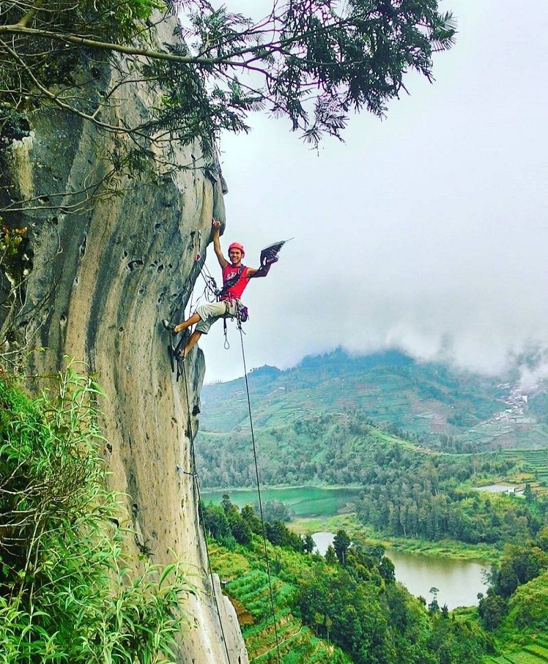 Info Lokasi Panjat Tebing Watu Gribig di Wonosobo, View Telaga Warna