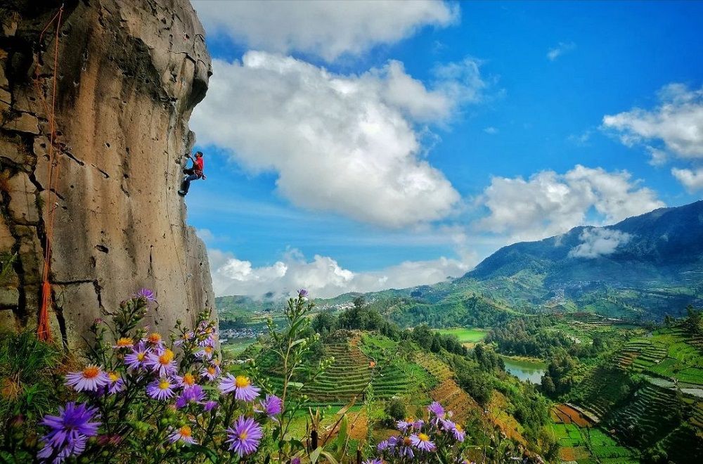 Info Lokasi Panjat Tebing Watu Gribig di Wonosobo, View Telaga Warna