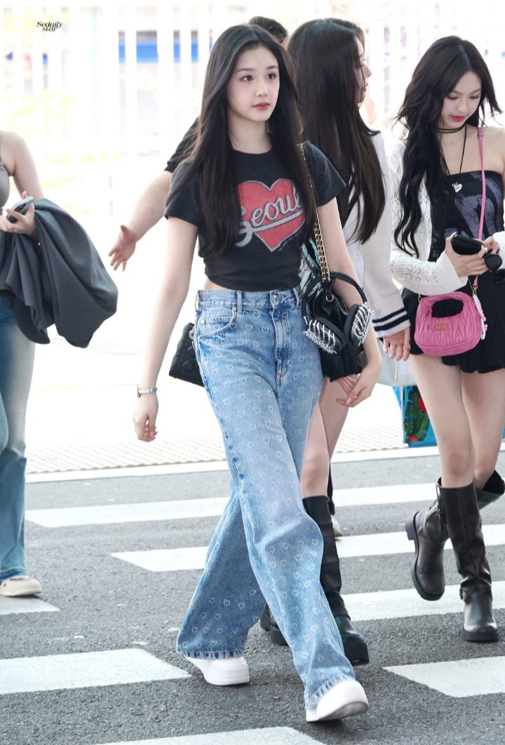 8 Gaya Airport Outfit ala Pharita BABYMONSTER, Trendy khas Gen Z!